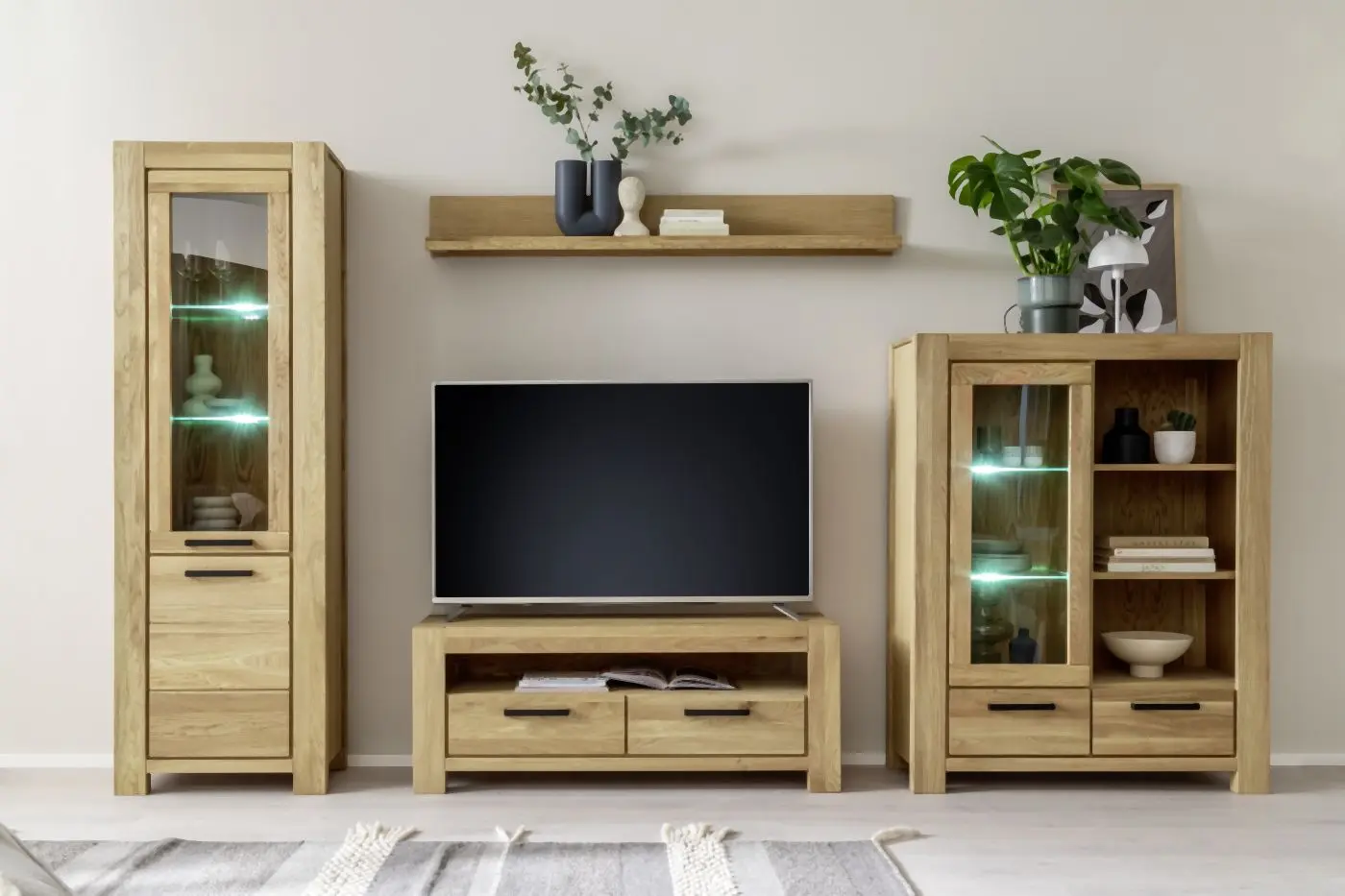 Vitrine links Silias Wildeiche massiv