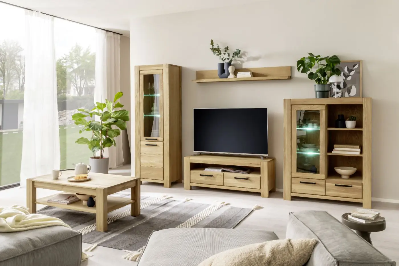 Vitrine links Silias Wildeiche massiv
