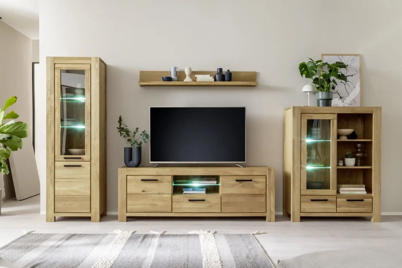 Vitrine links Silias Wildeiche massiv