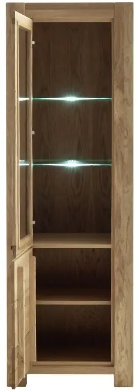 Vitrine links Silias Wildeiche massiv