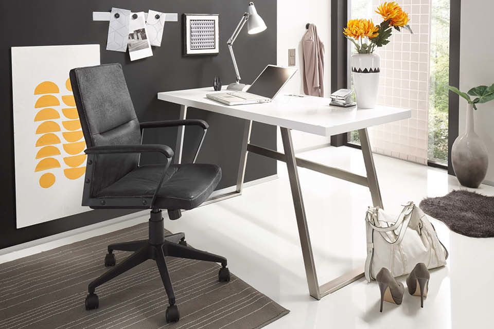 kleiner Schreibtisch weiß Tischbeine schräg Bürostuhl mit Rollen schwarz mit Armlehnen 