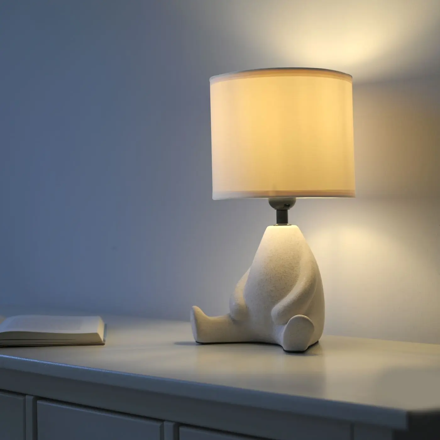 Tischleuchte Ted sitzend beige