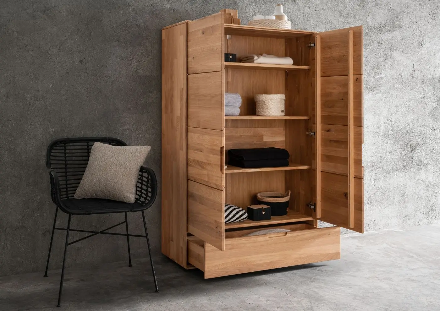 Schrank KM-0663 Wildeiche massiv 2-türig