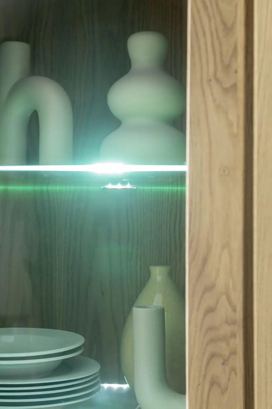 Vitrine links Silias Wildeiche massiv