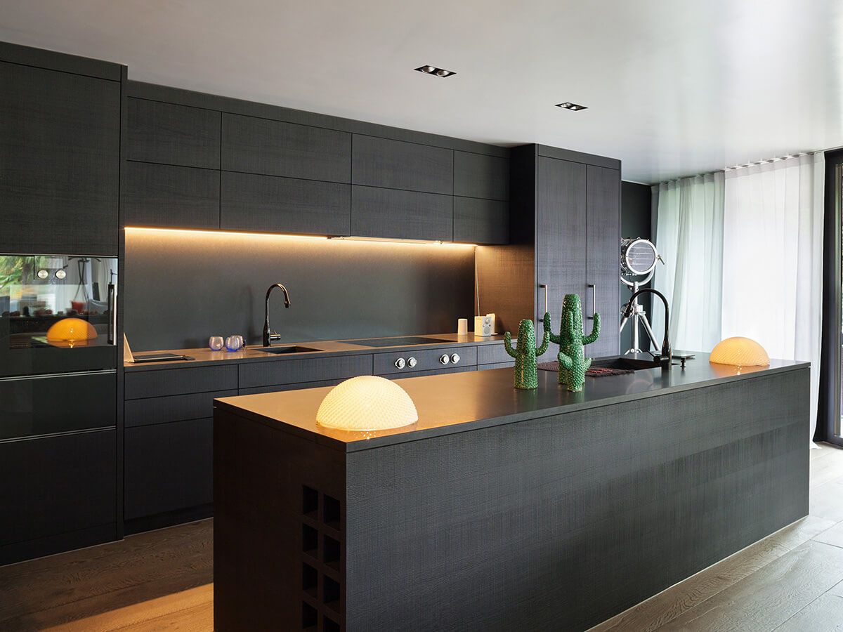 Küche modern dunkelgrau warmes Licht indirekt Kücheninsel