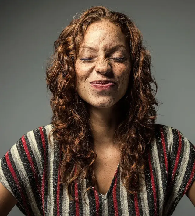 Dame mit langen Locken hat die Augen zu